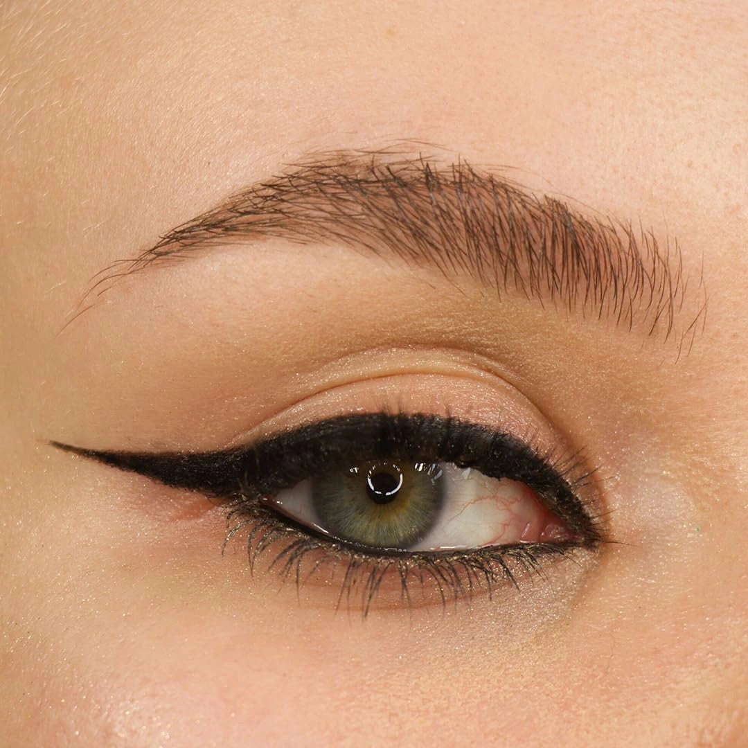 Makeup Revolution London – Streamline Waterline Eyeliner Pencil – Black | Ultra Creamy & Pigmented Texture | Smooth & Buttery Application | Built-in Smudger for Smokey Looks | 1.3g